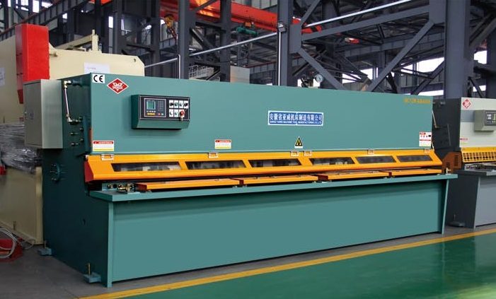 Máy cắt tôn thủy lực QC12K 4x6000